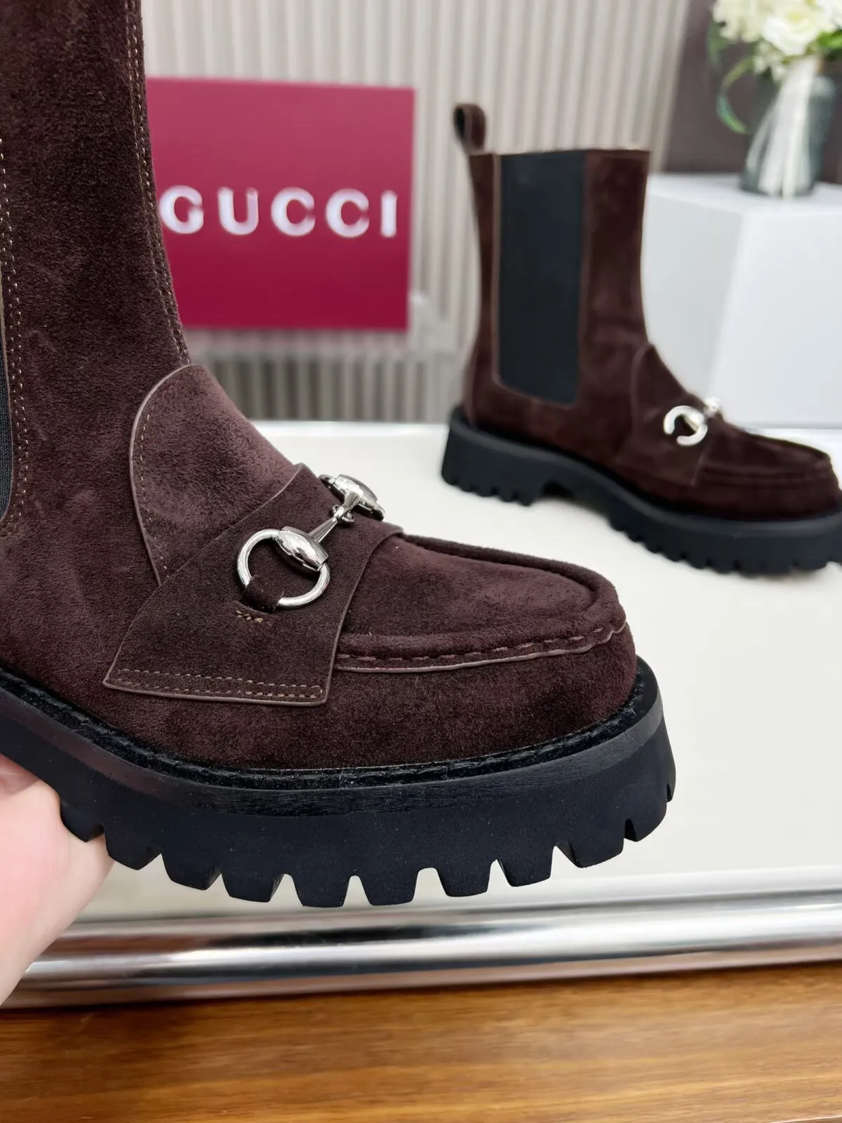 👟👟Ex-factory price 640👟👟 New version of Gucci GUCCI hot sale✅Ankle boots 🎉Very easy to match👍Elastic design on both sides [strong] Easy to put on and take off, especially retro British style, Gucci buckle decoration on the front💎LOGO✅ Fabric: imported cowhide 🐂High mercerized velvet, lining/foot: cow lining Color: black caramel color Brown 3 colors optional Number of yards: 35-42 {2 heads need to be customized} Heel height: 5cm Packing: Comes with card and cloth bag.